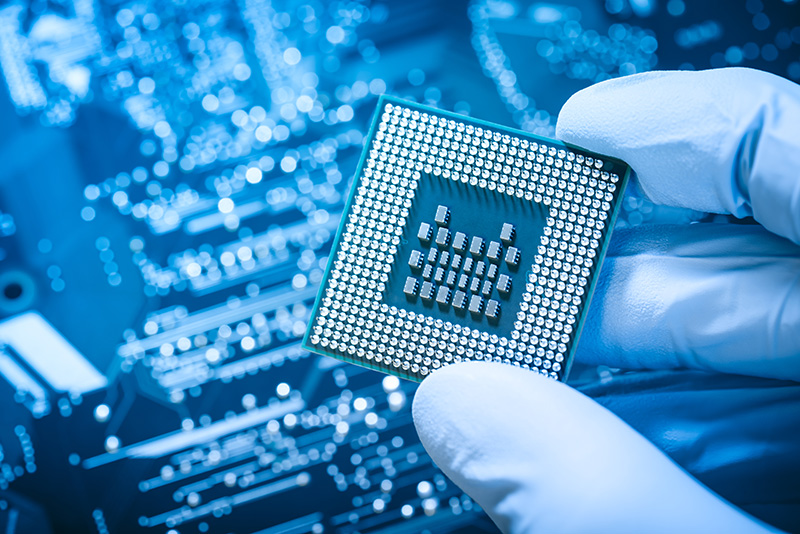 花瓣素材_电脑芯片,电路板,拿着,技术员,在上面,青绿色,绝对无尘室,电子行业,晶体管,新的_4514429.jpg